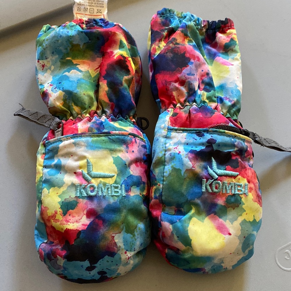 Toddler insulted winter mittens